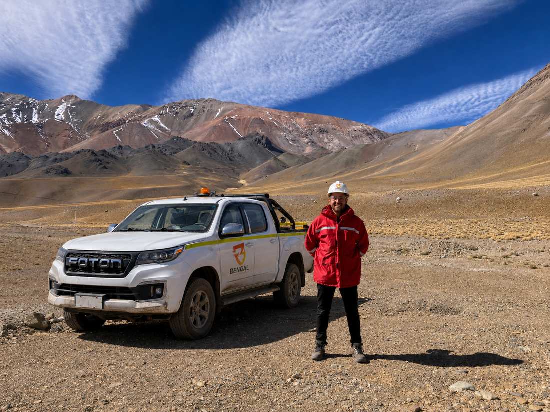 Profesional de Bengal en terreno con camioneta 4x4 identificada, cordillera de San Juan al fondo — presencia real en territorio minero.
