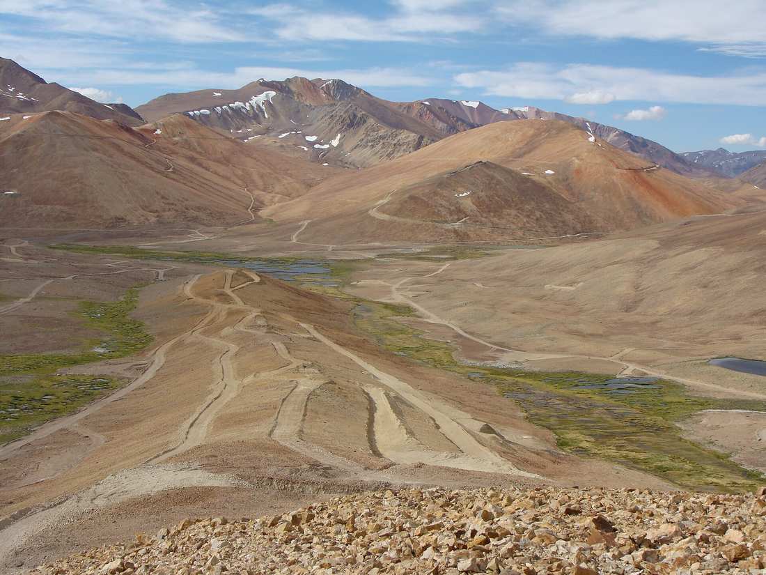 Cordillera de los Andes en la zona minera de San Juan, caminos de alta montaña y territorio operativo.